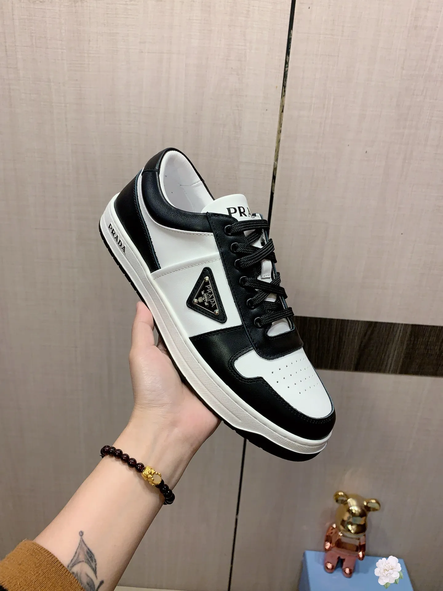 Men's Men's Shoes💰442💰💰🎩🎩[Lightning][Lightning] "PRADA*" The latest and most popular casual shoes, top brand [seduce] luxury ~ purchasing agency, top quality ~. [Strong] The upper is made of imported breathable cowhide material ➕ breathable sheepskin feet (•) with fine workmanship. The original stylish and stylish soft rubber wear-resistant and non-slip outsole is light and comfortable on the feet. The real thing looks better when photographed in real life. 226: code: 38-44, white and black 4️⃣ colors selected